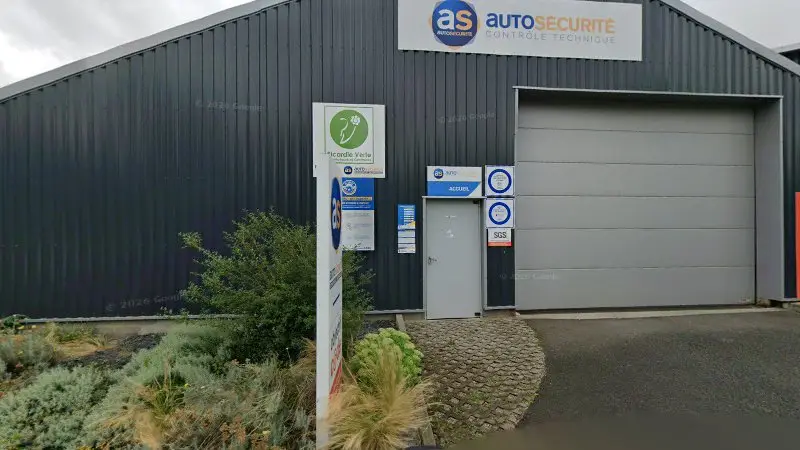 Vue de la rue devant garage dimitri auto, Grandvilliers