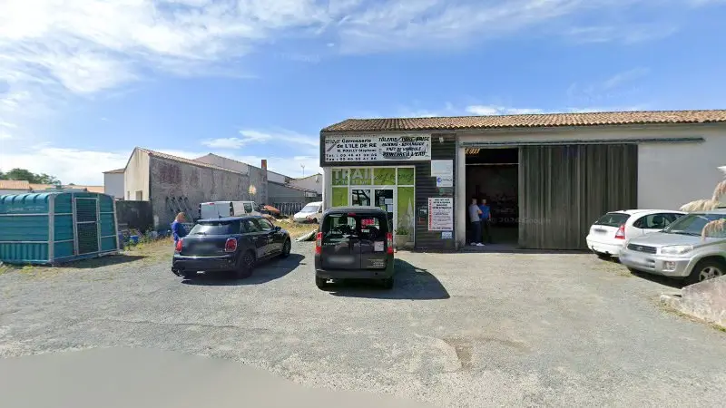 Vue de la rue devant Carrosserie Ile de Ré, Sainte-Marie-de-Ré