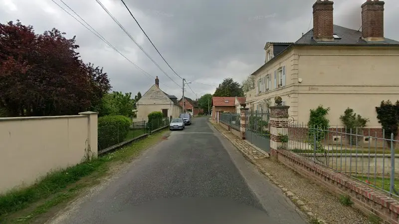 Vue de la rue devant L' Atelier de la Suspension, Tracy-le-Mont