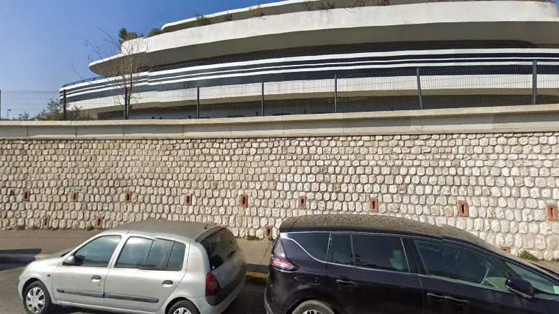 Vue de la rue devant jt negoces automobiles 13, Marseille