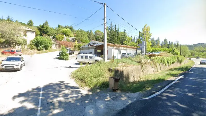 Vue de la rue devant Carrosserie Peinture Rivera à Couiza, Couiza