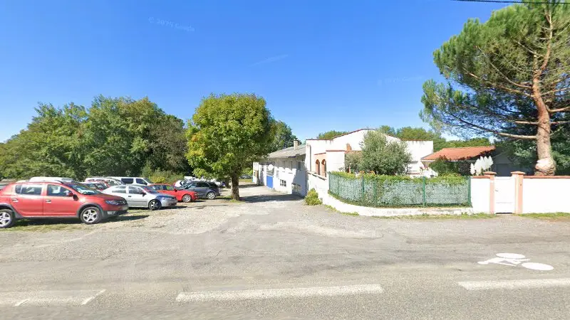 Vue de la rue devant Garage Du Plateau, Lannemezan
