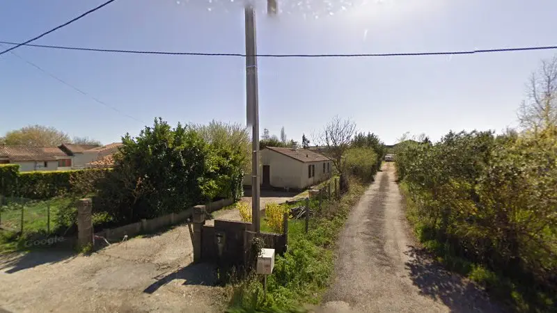Vue de la rue devant Carrosserie JCL, Prignac-et-Marcamps