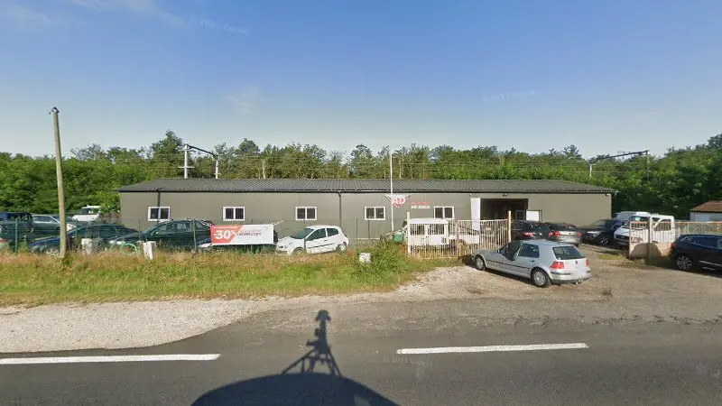 Vue de la rue devant VMP AUTO, Nouan-le-Fuzelier