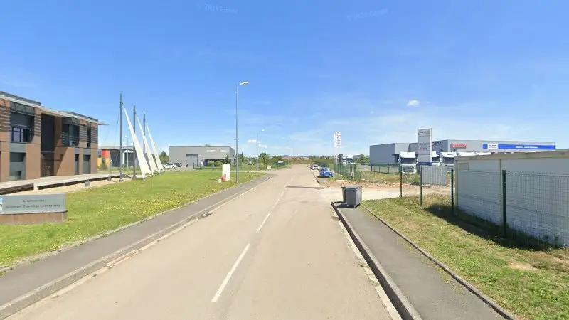 Vue de la rue devant HDV Automobiles, Andrézieux-Bouthéon