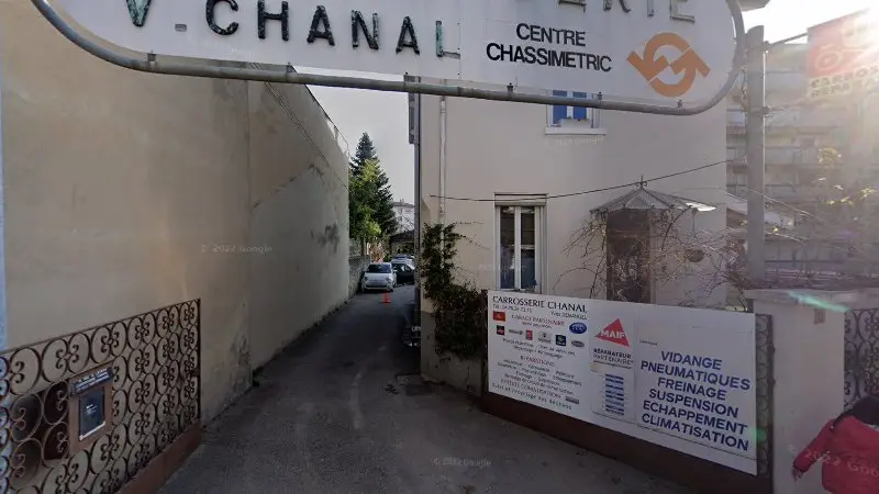 Vue de la rue devant Eurorepar Carrosserie Chanal, Bron