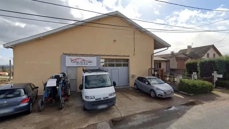 Vue de la rue devant Garage de la Vallée, Chénas