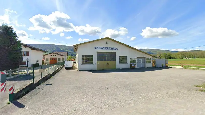 Vue de la rue devant Guillermin Daniel, Vallières-sur-Fier