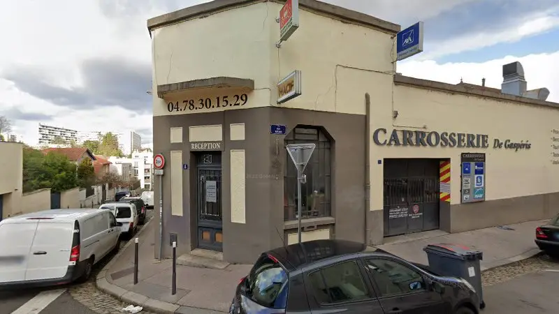 Vue de la rue devant Carrosserie DE GASPERIS, Lyon
