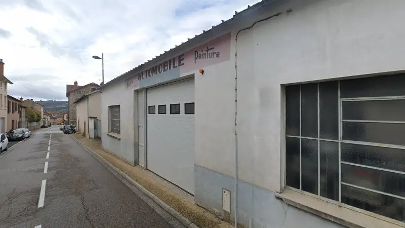 Vue de la rue devant Talerie Automobile Peinture, Ambert
