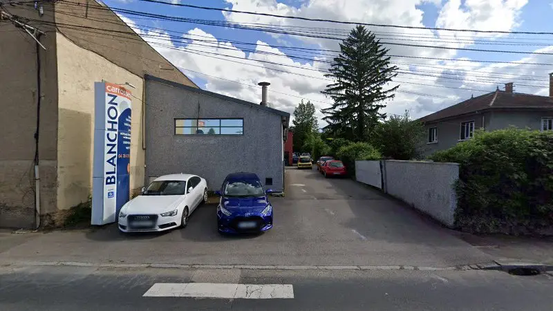 Vue de la rue devant Carrosserie Blanchon - Motrio, Chasselay