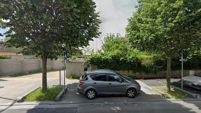 Vue de la rue devant Sdaf / Véhicule Accidenté, Valenton