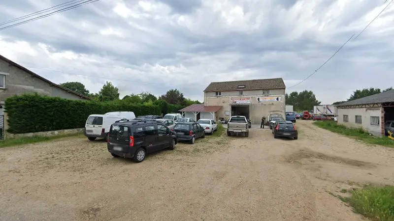 Vue de la rue devant Carrosserie Auto Belair, Montpon-Ménestérol