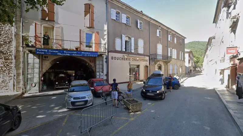Vue de la rue devant Carrosserie Arbousset Christophe, Saint-Jean-du-Gard