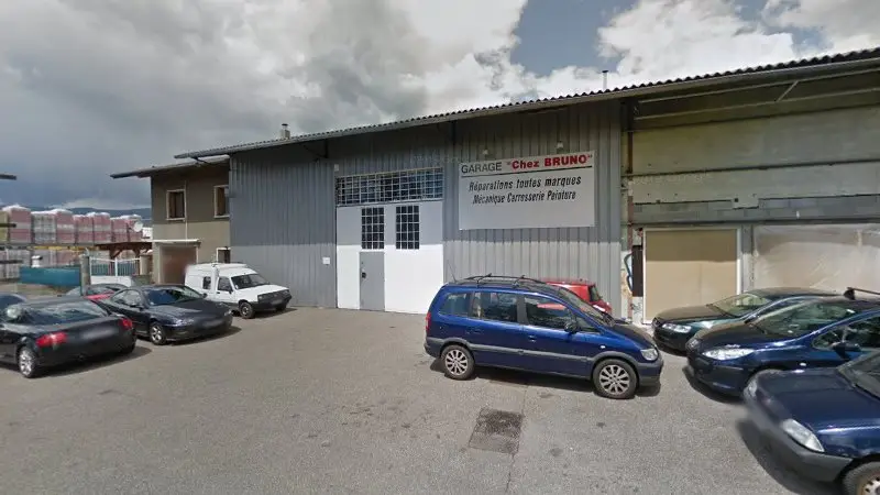 Vue de la rue devant Garage « Chez Bruno », Saint-Alban-Leysse