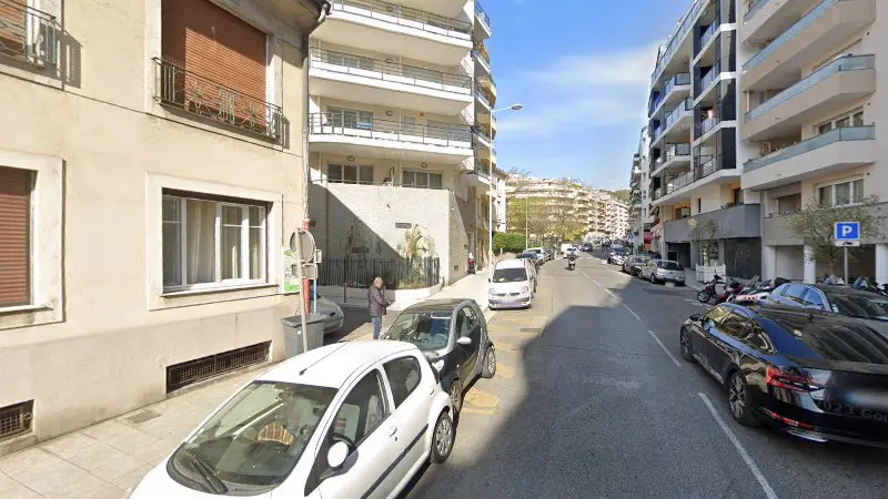 Vue de la rue devant Carrosserie Garnero AD Besset, Nice