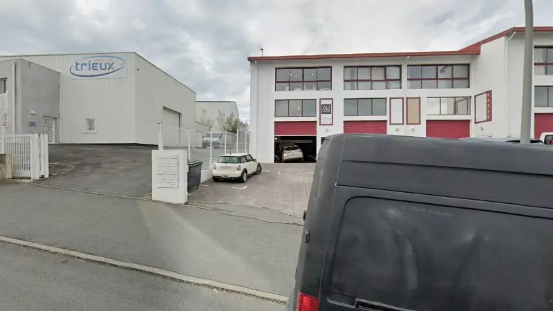 Vue de la rue devant MY CARS 64 L’atelier, Bidart
