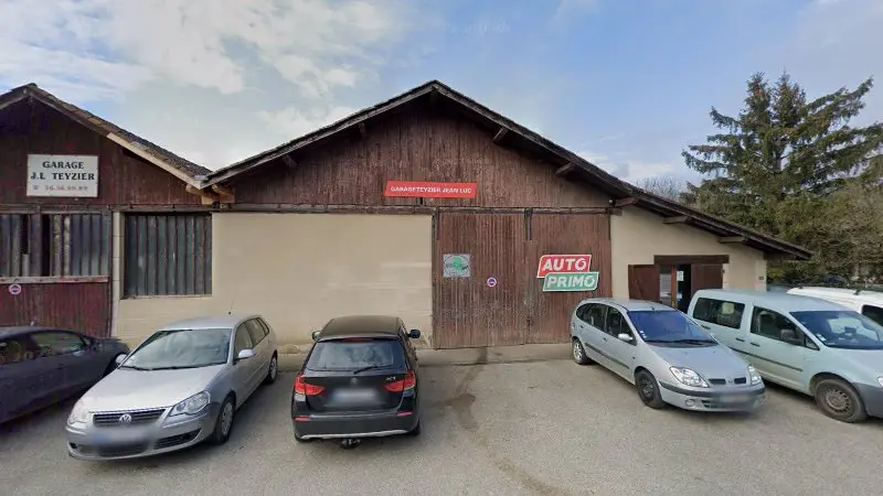 Vue de la rue devant Garage Teyzier, Saint Antoine l'Abbaye