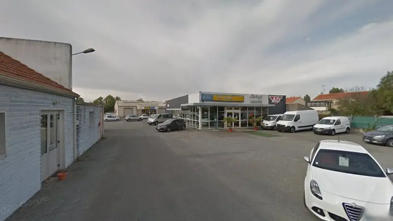 Vue de la rue devant AD Garage Expert CHEVALLEREAU YANNIS - SARL GCY, Les Herbiers