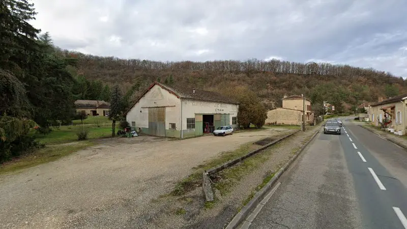 Vue de la rue devant Garage J.C Balès, Sauveterre-la-Lémance
