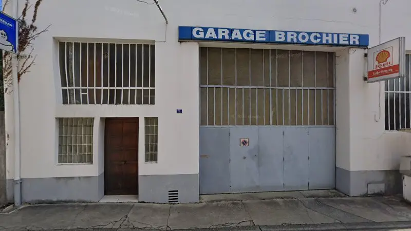 Vue de la rue devant Garage Brochier, La Tour-du-Pin