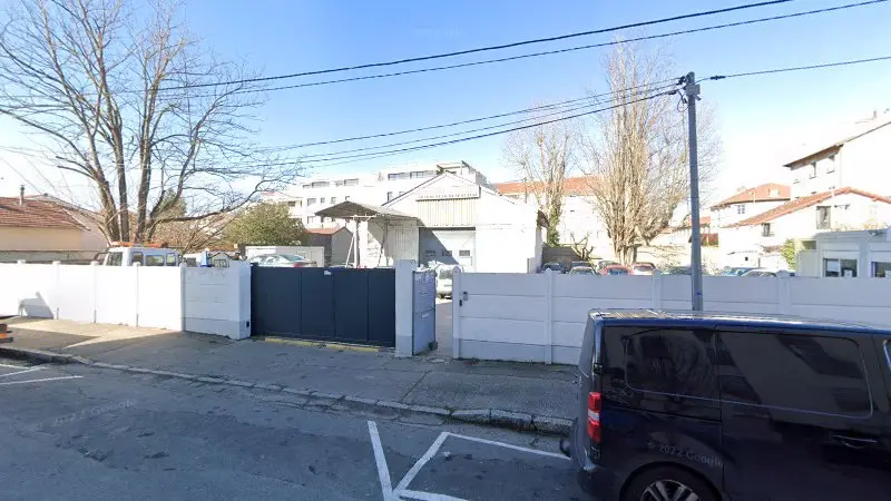 Vue de la rue devant Capoccitti Dépannage, Villeurbanne