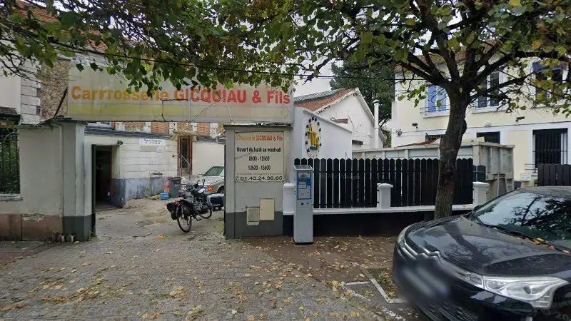 Vue de la rue devant Carrosserie Gicquiau, Le Perreux-sur-Marne