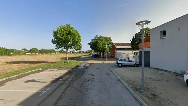 Vue de la rue devant STC Automobile SAS Ford - Dealer, Vergèze