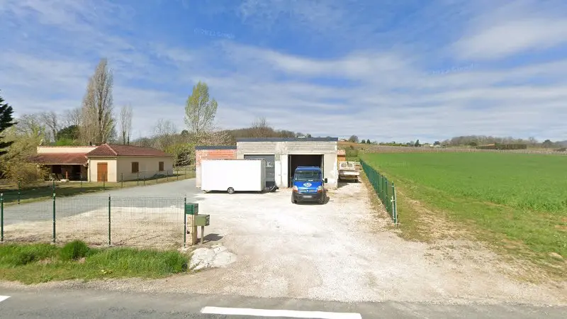 Vue de la rue devant Aspect Rides, Motorbike Repairs, Soturac
