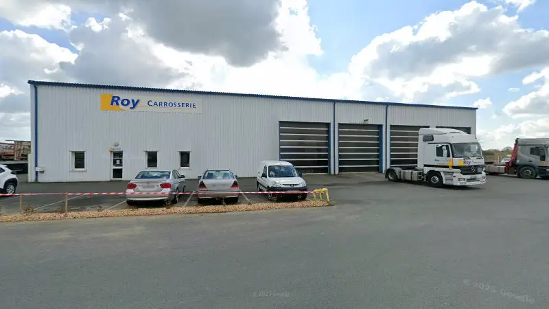 Vue de la rue devant Carrosserie ROY - Carrosserie industrielle Vendée, Les Herbiers