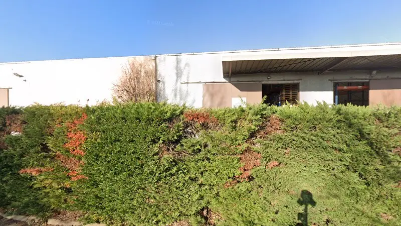 Vue de la rue devant Carrosserie ARGG, Décines-Charpieu