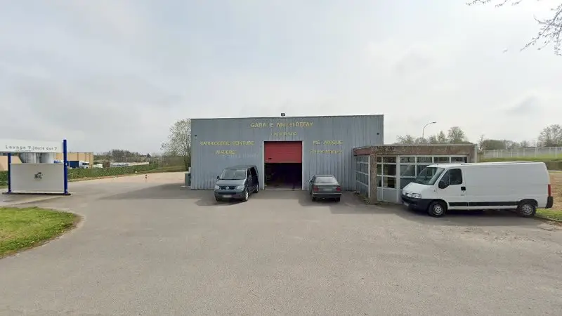 Vue de la rue devant Garage de l'étang, Thiron-Gardais