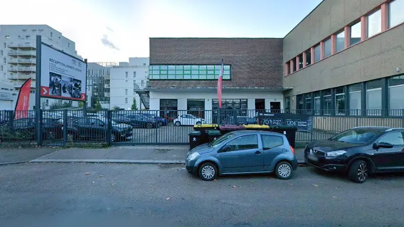 Vue de la rue devant Alarme Antivol Téléphone Pare-Brise (A.A.T.P.B), Rouen