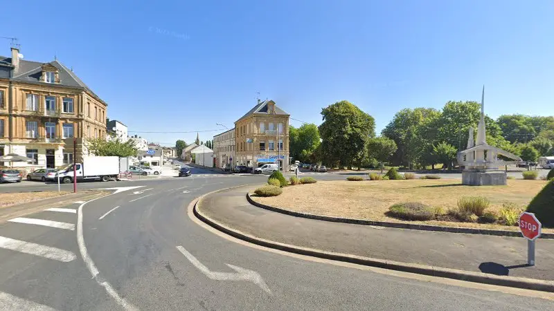 Vue de la rue devant Davesne cptoir Sedanais Auto, Sedan