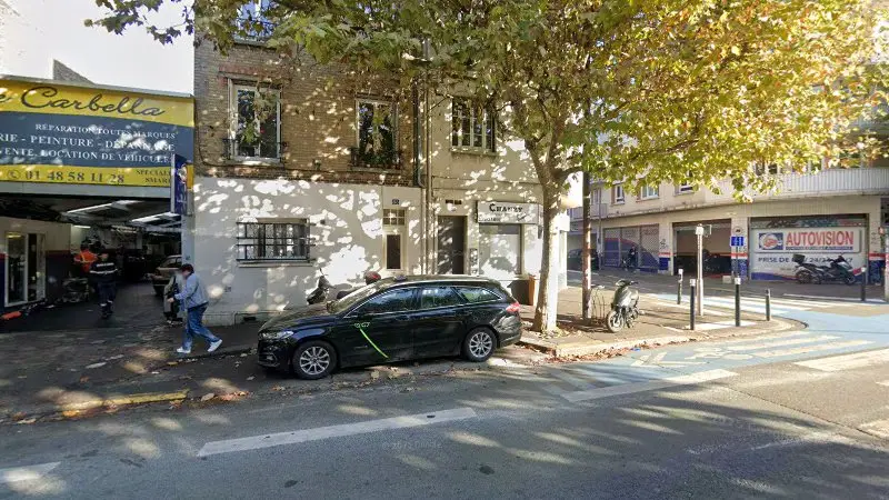 Vue de la rue devant Le Comptoir du 2 Roues, Montreuil