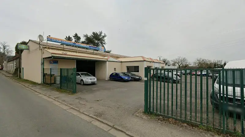 Vue de la rue devant Daniault Automobiles, Pleumartin