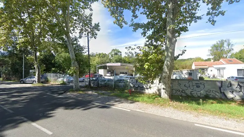 Vue de la rue devant Carrosserie Vedasienne, Saint-Jean-de-Védas