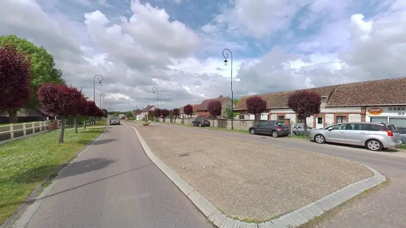 Vue de la rue devant Staff Auto Garage Nationale 15, Vironvay