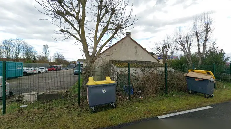 Vue de la rue devant Hermes Automobile, Varennes-sur-Seine