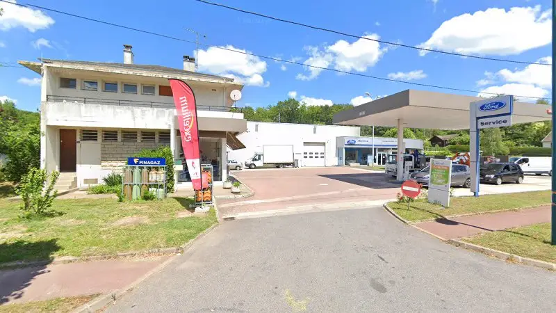 Vue de la rue devant Garage Richerolle Ford - Service, Dourdan