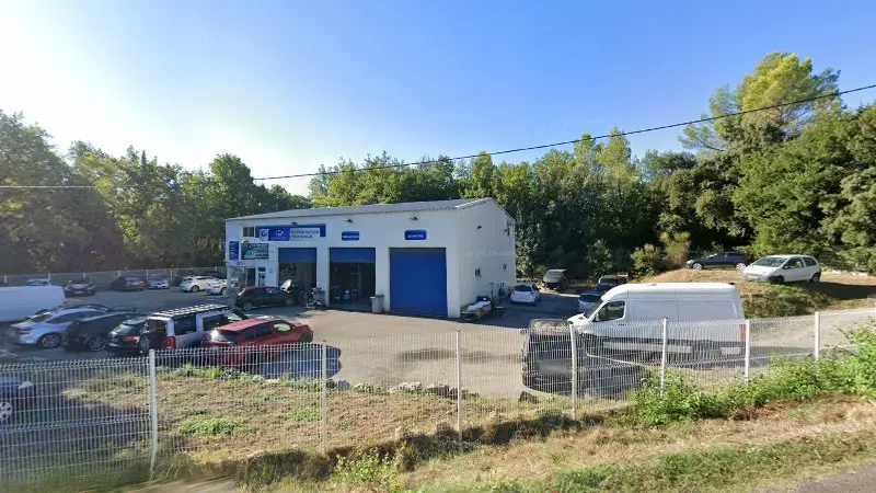 Vue de la rue devant TOP GARAGE - FG AUTO, Saint-Antonin-du-Var