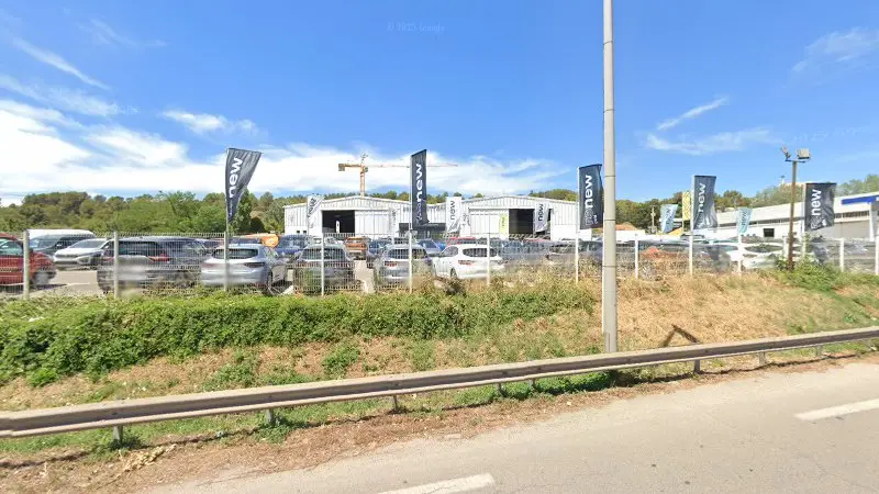 Vue de la rue devant DACIA GARDANNE - DACIA Service, Gardanne