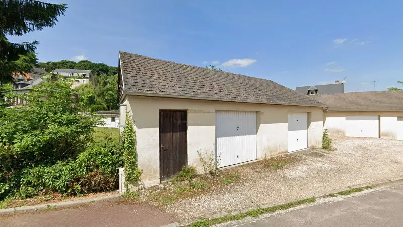 Vue de la rue devant GARAGE YKD RENOV'AUTO ( EI ), Rives-en-Seine