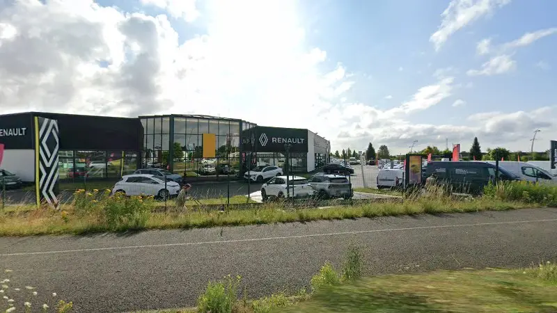 Vue de la rue devant Garage Renault Société d'Exploitation des Garages de l'Oise, Beauvais