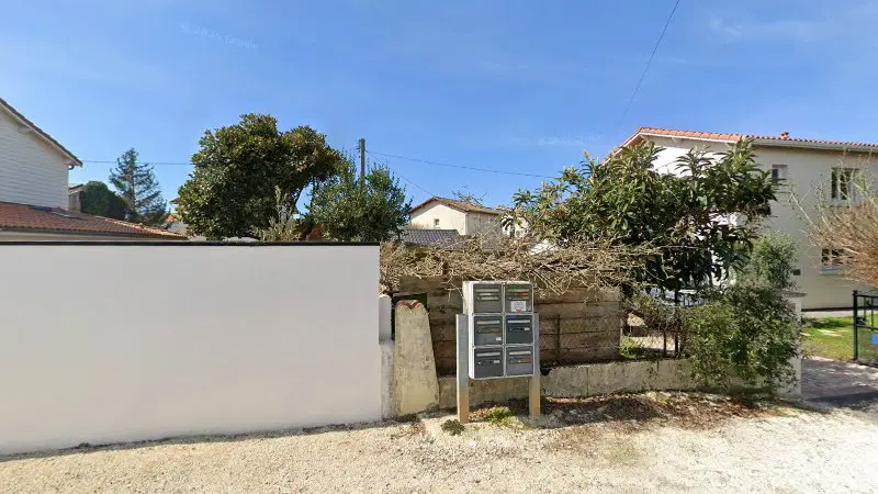 Vue de la rue devant Cassecogne Carrosserie, La Teste-de-Buch