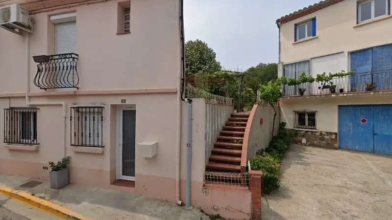 Vue de la rue devant Mas Amédée, Montesquieu-des-Albères