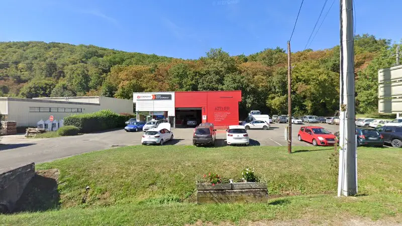 Vue de la rue devant Garage Richy Automobiles, Lugny