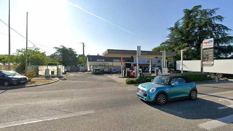 Vue de la rue devant GARAGE EUROREPAR Car Service GABRIEL, Villeneuve-de-Berg