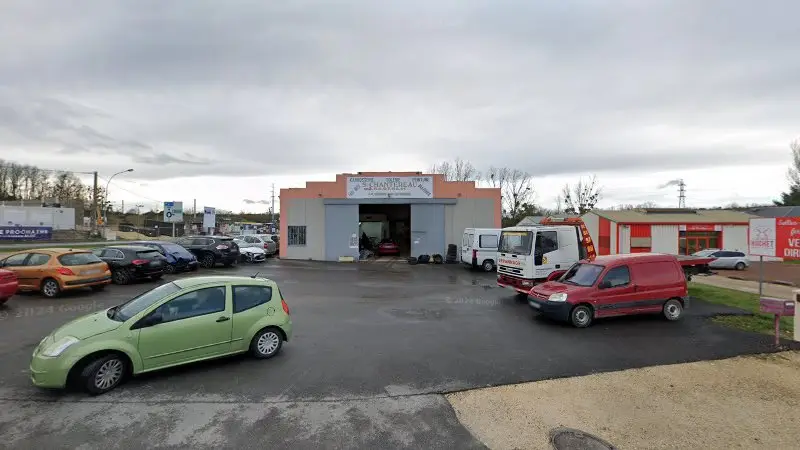 Vue de la rue devant Carrosserie Chantereau, Selles-sur-Cher