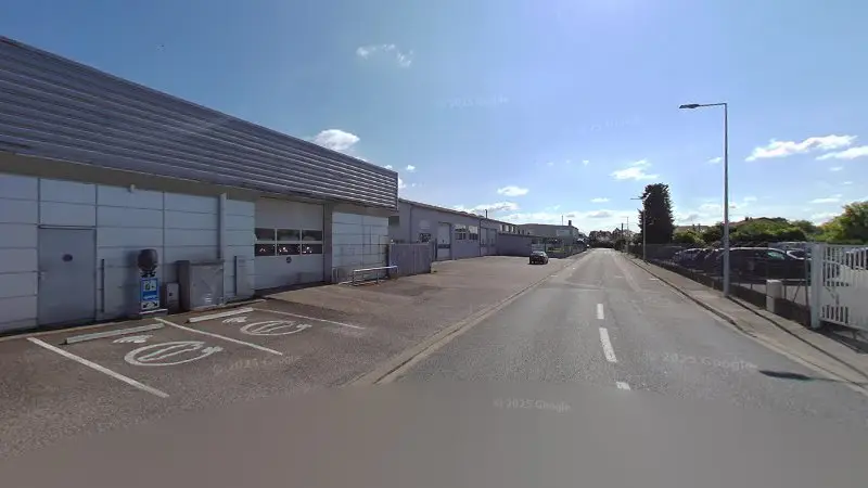 Vue de la rue devant Ford Carrosserie Agréée, Bourg-en-Bresse